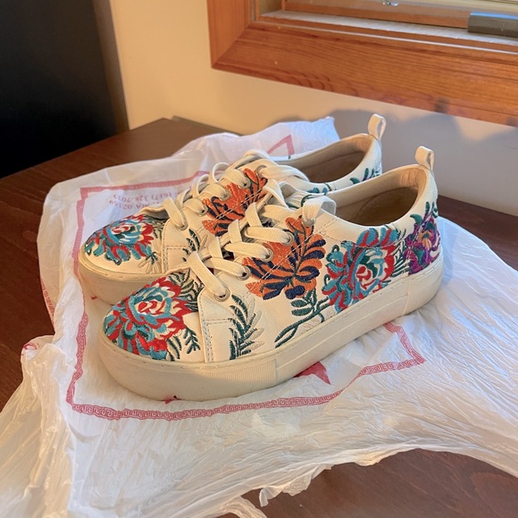 JS Slides White Embroidered Sneakers US6 - Picture 2 of 6